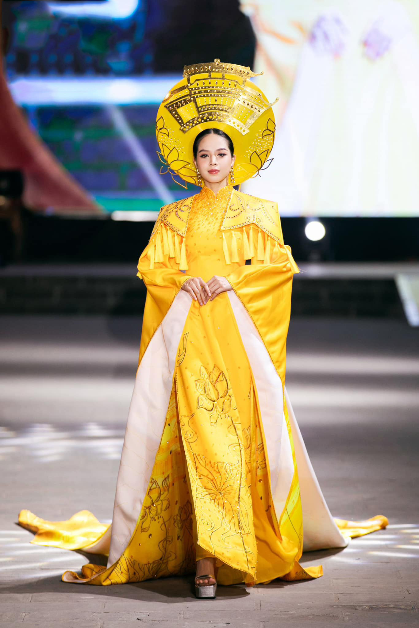 Với nhan sắc ngọt ngào, Hoa hậu Thanh Thủy từng trình diễn cho nhiều nhà thiết kế và đảm nhận các vị trí quan trọng trên các sàn runway lớn, nhỏ.