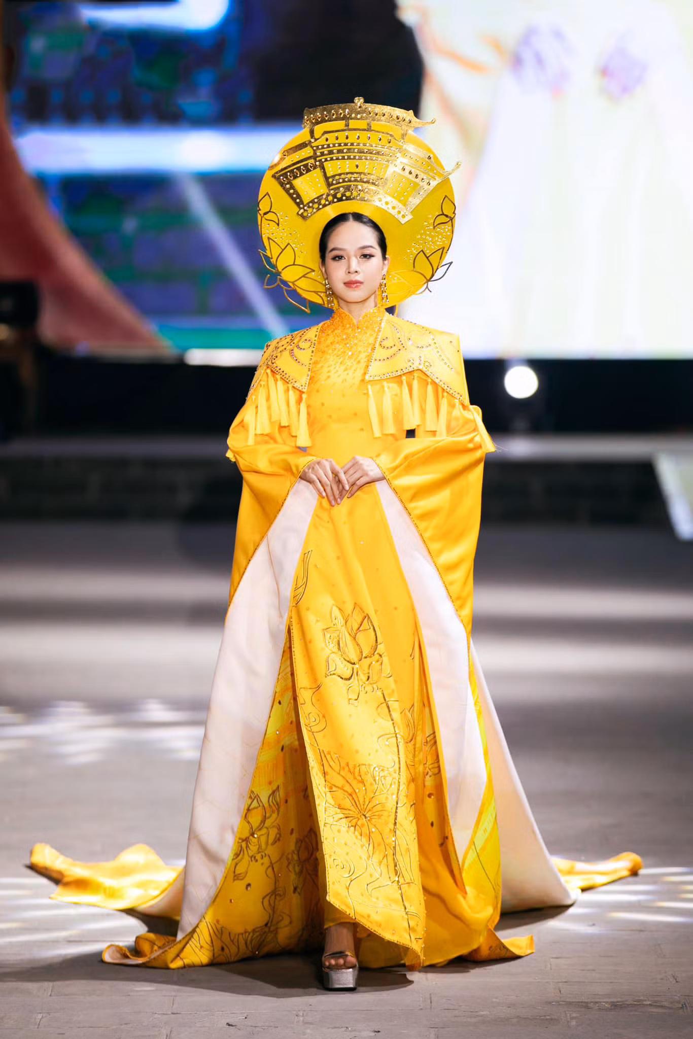 Với nhan sắc ngọt ngào, Hoa hậu Thanh Thủy từng trình diễn cho nhiều nhà thiết kế và đảm nhận các vị trí quan trọng trên các sàn runway lớn, nhỏ.