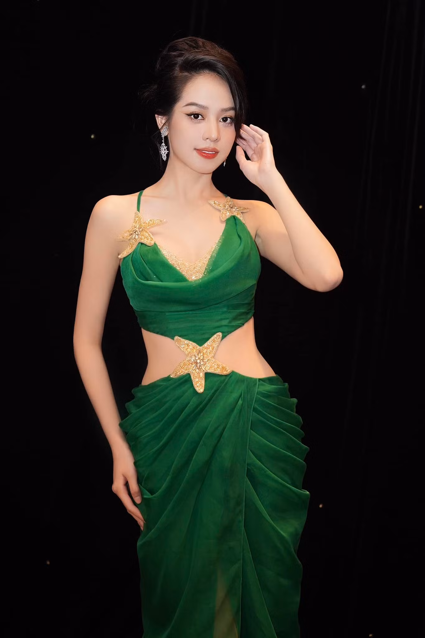 Trước những áp lực phải trau dồi để thi quốc tế, bà Dung cho rằng Thanh Thủy phải chăm chỉ học hỏi nhiều hơn. Tuy nhiên, bà Dung tin với độ tuổi của Thanh Thủy hiện nay, cô tiếp nhận các kiến thức, kinh nghiệm một cách nhanh chóng.