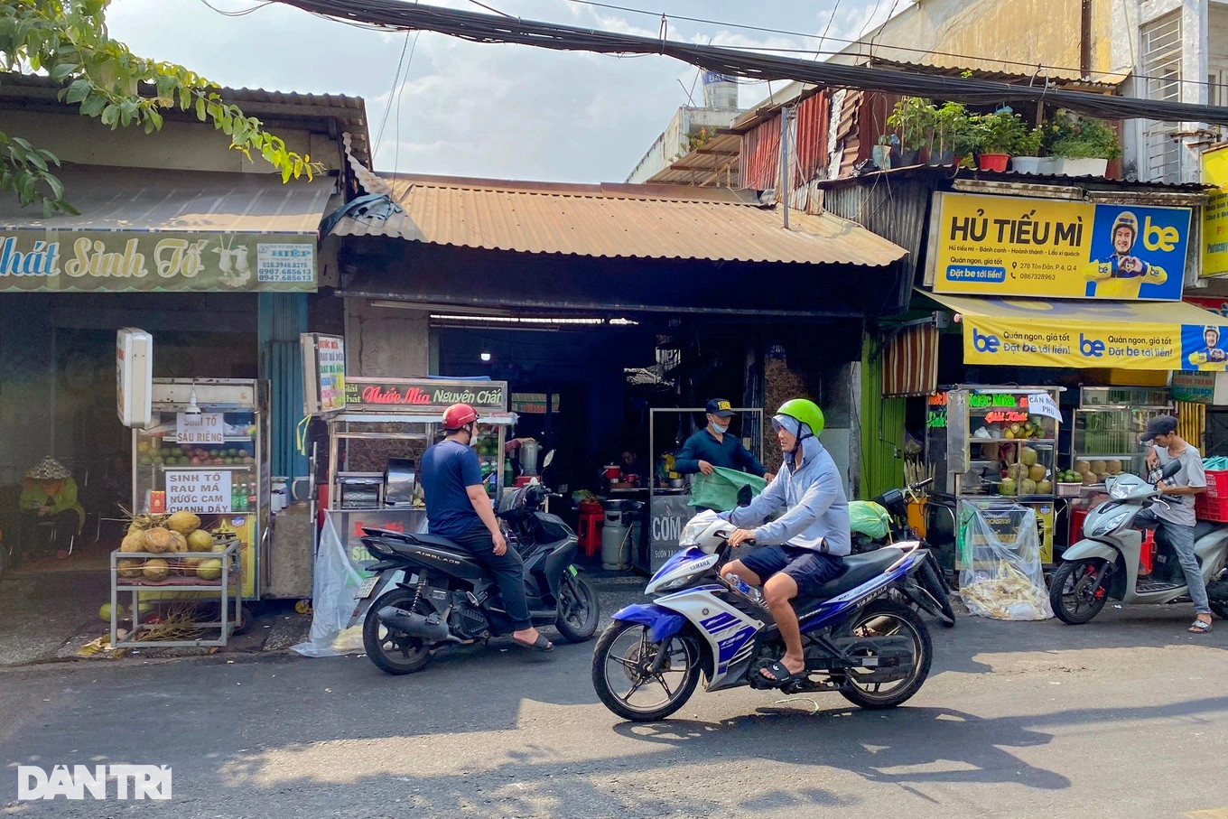 Nhiều hàng quán giải khát "mọc" san sát nhau đều đắt khách (Ảnh: Nguyễn Vy).