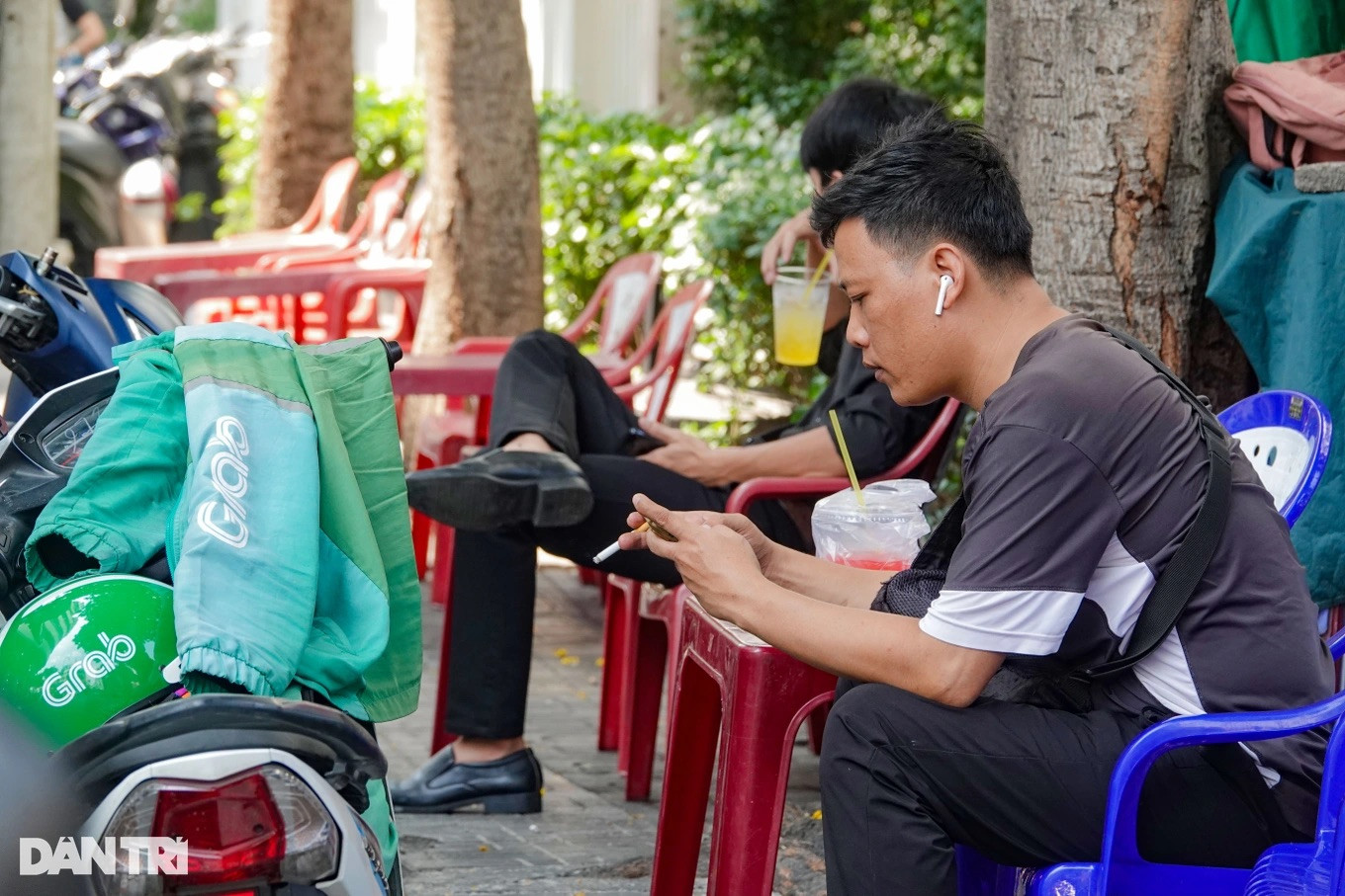 Người lao động mưu sinh ngoài trời phải ghé các quán giải khát vỉa hè để nghỉ ngơi (Ảnh: Nguyễn Vy).