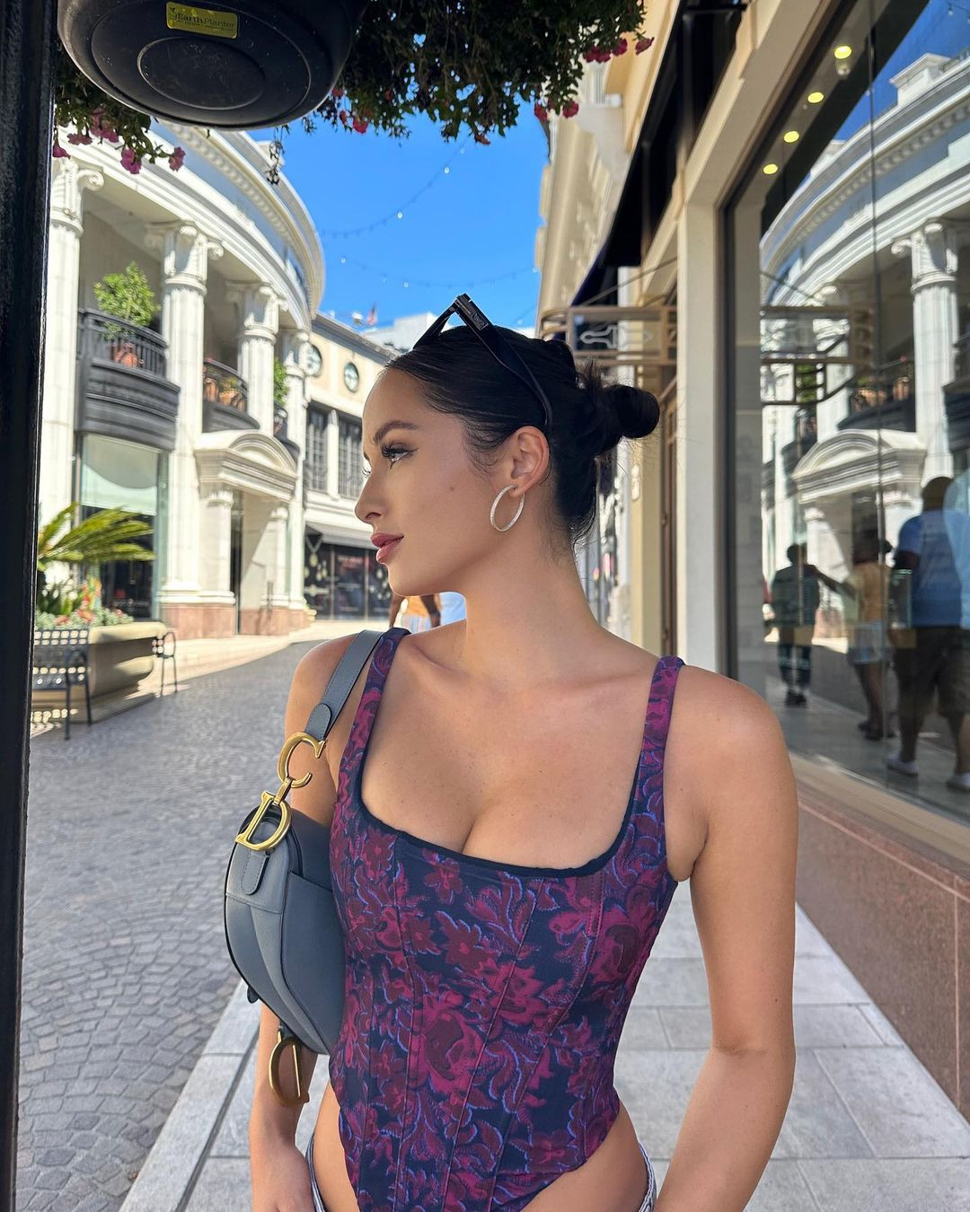 Với sắc vóc ấn tượng và sức ảnh hưởng trên mạng xã hội, Franki Russell được kỳ vọng mang về thành tích cao cho New Zealand sau 4 năm vắng mặt tại sân chơi Hoa hậu Hoàn vũ.