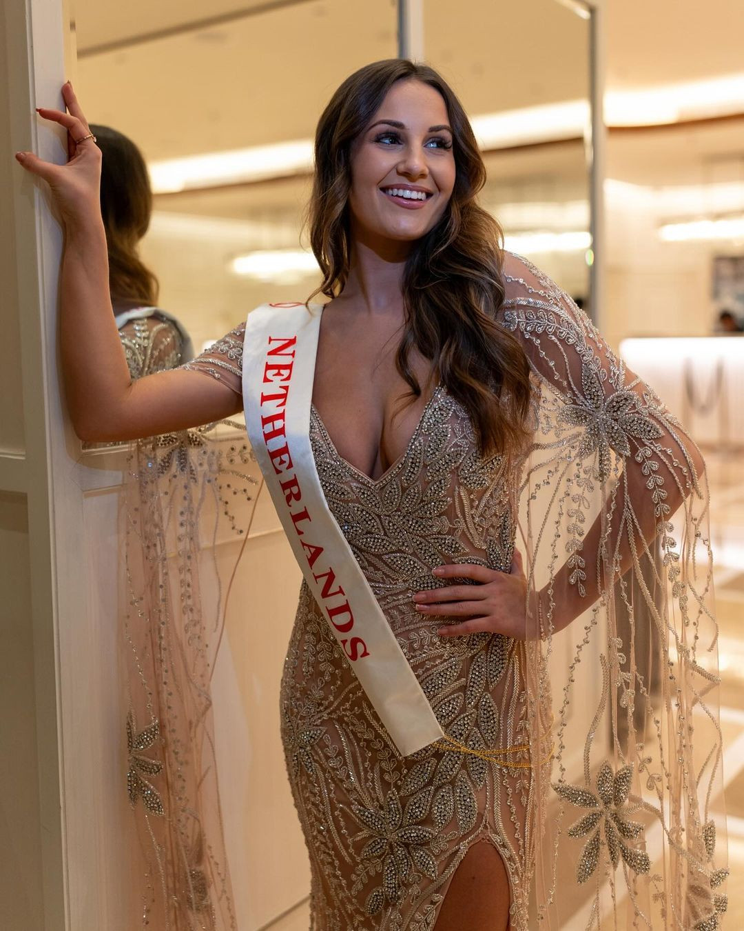 Mẹ của Amber Koelewijn cổ vũ con gái trong chung kết Hoa hậu Thế giới hôm 9/3. Mẹ của Amber Koelewijn cổ vũ con gái trong chung kết Hoa hậu Thế giới hôm 9/3.