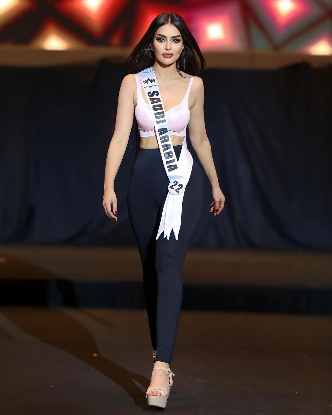 "Tôi đại diện cho vùng Najd và trang phục phổ biến tôi mặc đã được công chúng, giới truyền thông trầm trồ", cô nói.