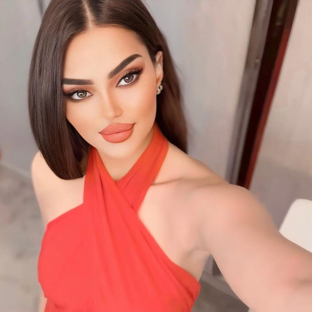 Rumy Al-Qahtani có chiều cao ấn tượng cùng gương mặt khả ái, đôi mắt sâu hút hồn. Tuy nhiên, nhiều khán giả cho rằng cô chỉnh ảnh quá đà khiến gương mặt thiếu tự nhiên. Trong các clip được đăng tải trên trang cá nhân, Rumy Al-Qahtani cũng bị cho rằng dùng filter để chỉnh sửa nhan sắc. Trong một số bình luận trên instagram, khán giả còn lầm tưởng cô là sản phẩm của trí tuệ nhân tạo.