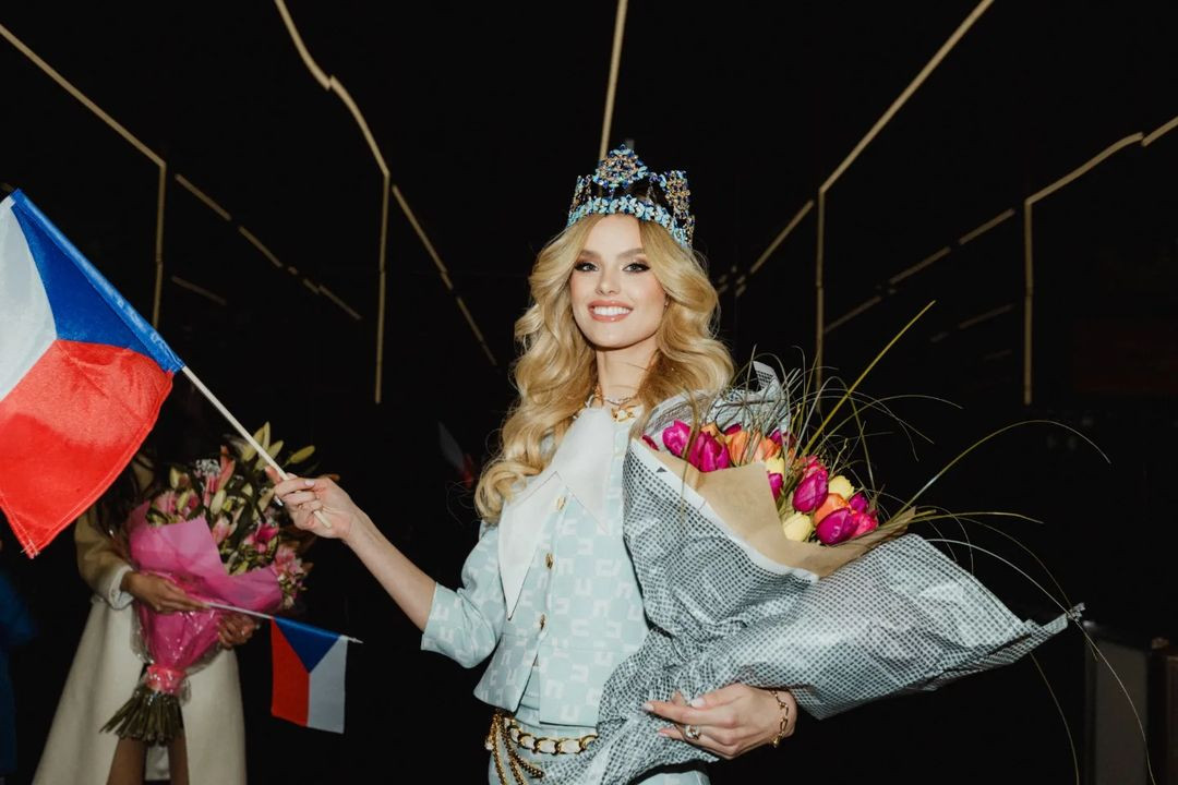 Krystyna Pyszková được chào đón khi trở về quê nhà.