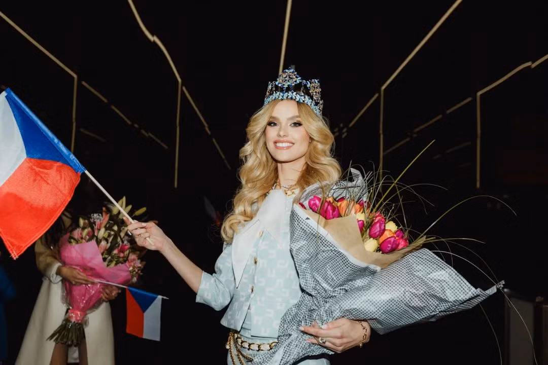 Krystyna Pyszková được chào đón khi trở về quê nhà.