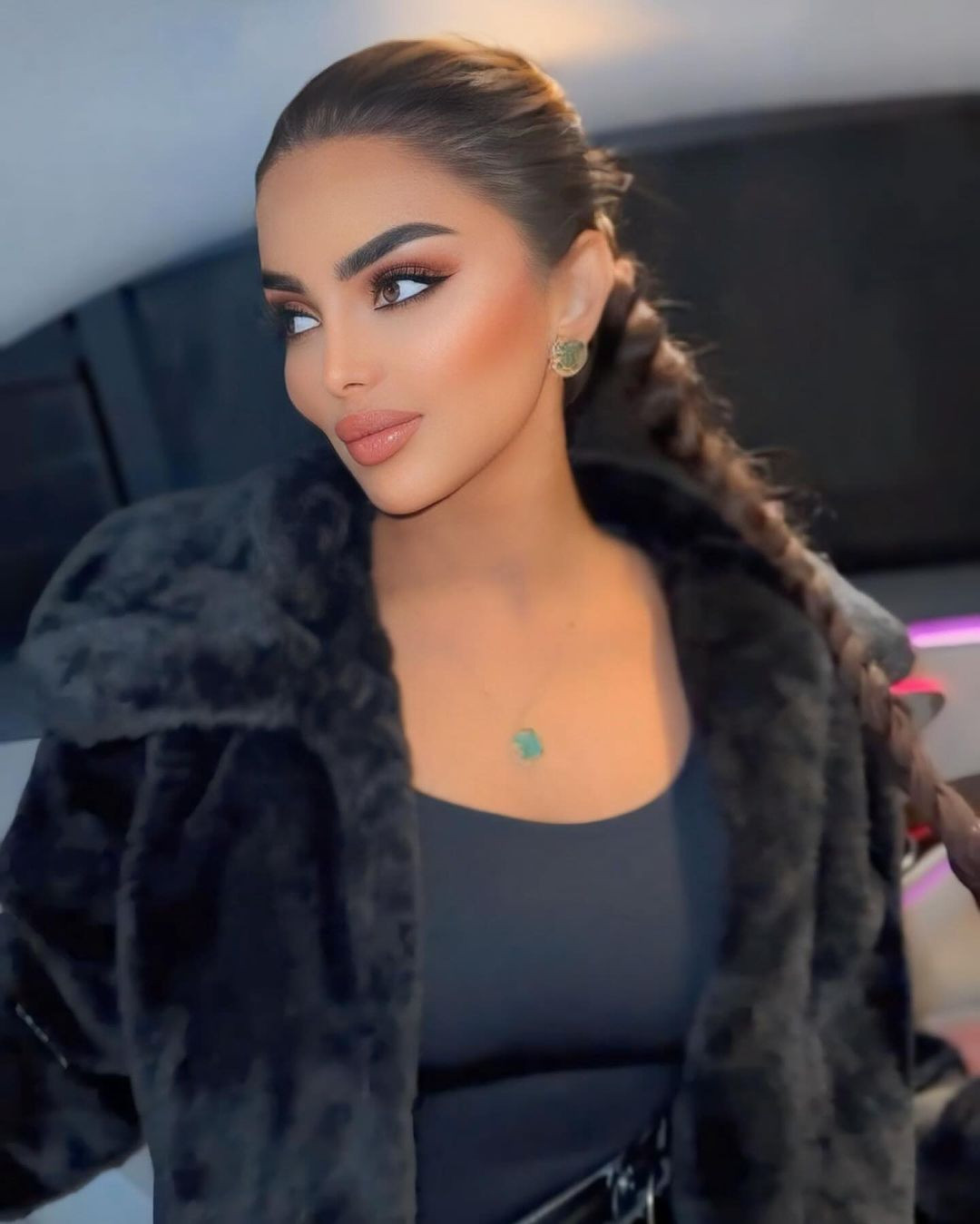 Cách đây vài năm, một thí sinh Saudi Arabia tham dự cuộc thi Miss Arab World - Hoa hậu Thế giới Ả Rập đã buộc phải ngừng thi do bị dư luận chỉ trích.