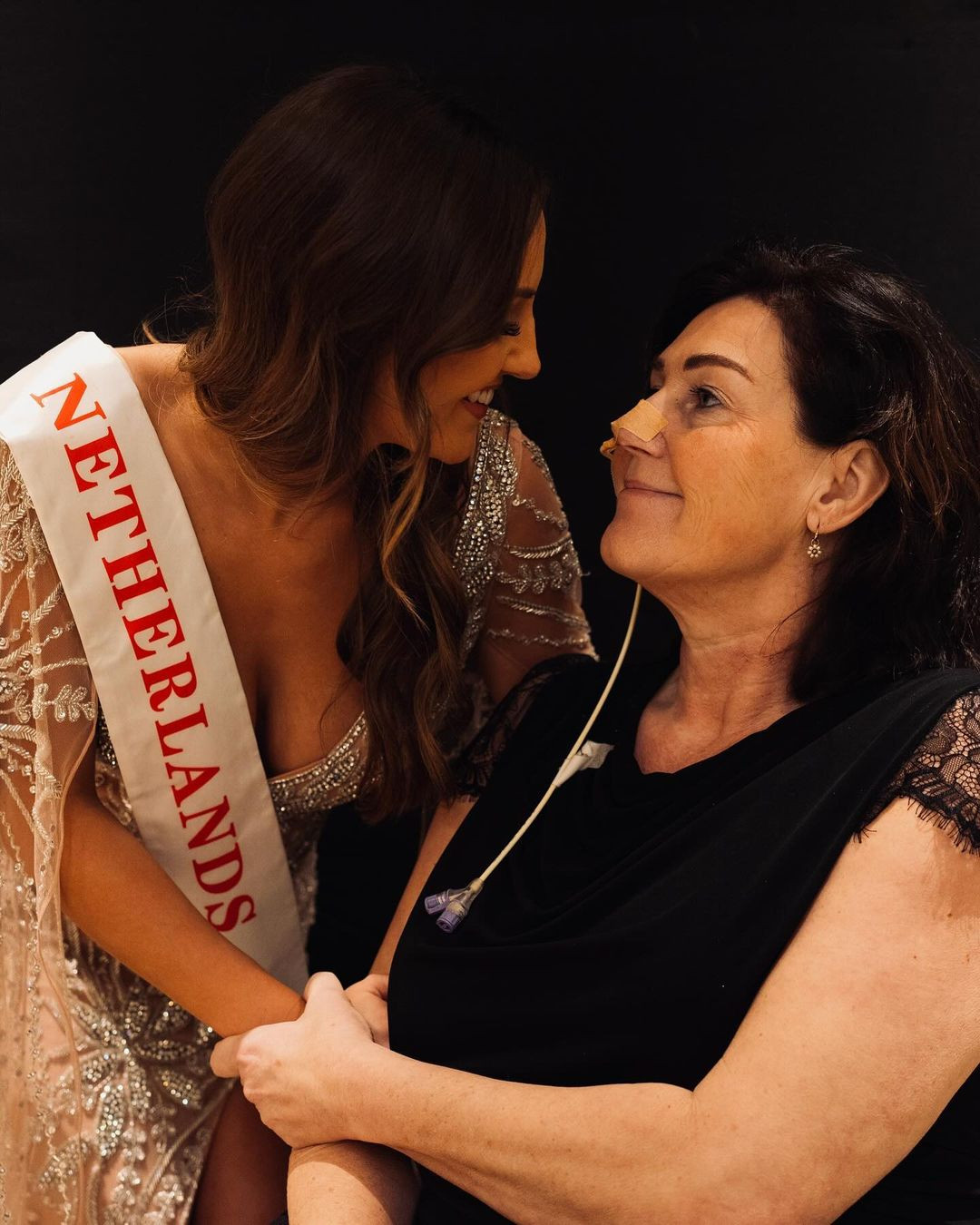 Mẹ của Amber Koelewijn cổ vũ con gái trong chung kết Hoa hậu Thế giới hôm 9/3. Mẹ của Amber Koelewijn cổ vũ con gái trong chung kết Hoa hậu Thế giới hôm 9/3.