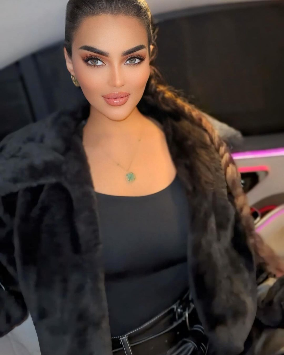 Cách đây vài năm, một thí sinh Saudi Arabia tham dự cuộc thi Miss Arab World - Hoa hậu Thế giới Ả Rập đã buộc phải ngừng thi do bị dư luận chỉ trích.