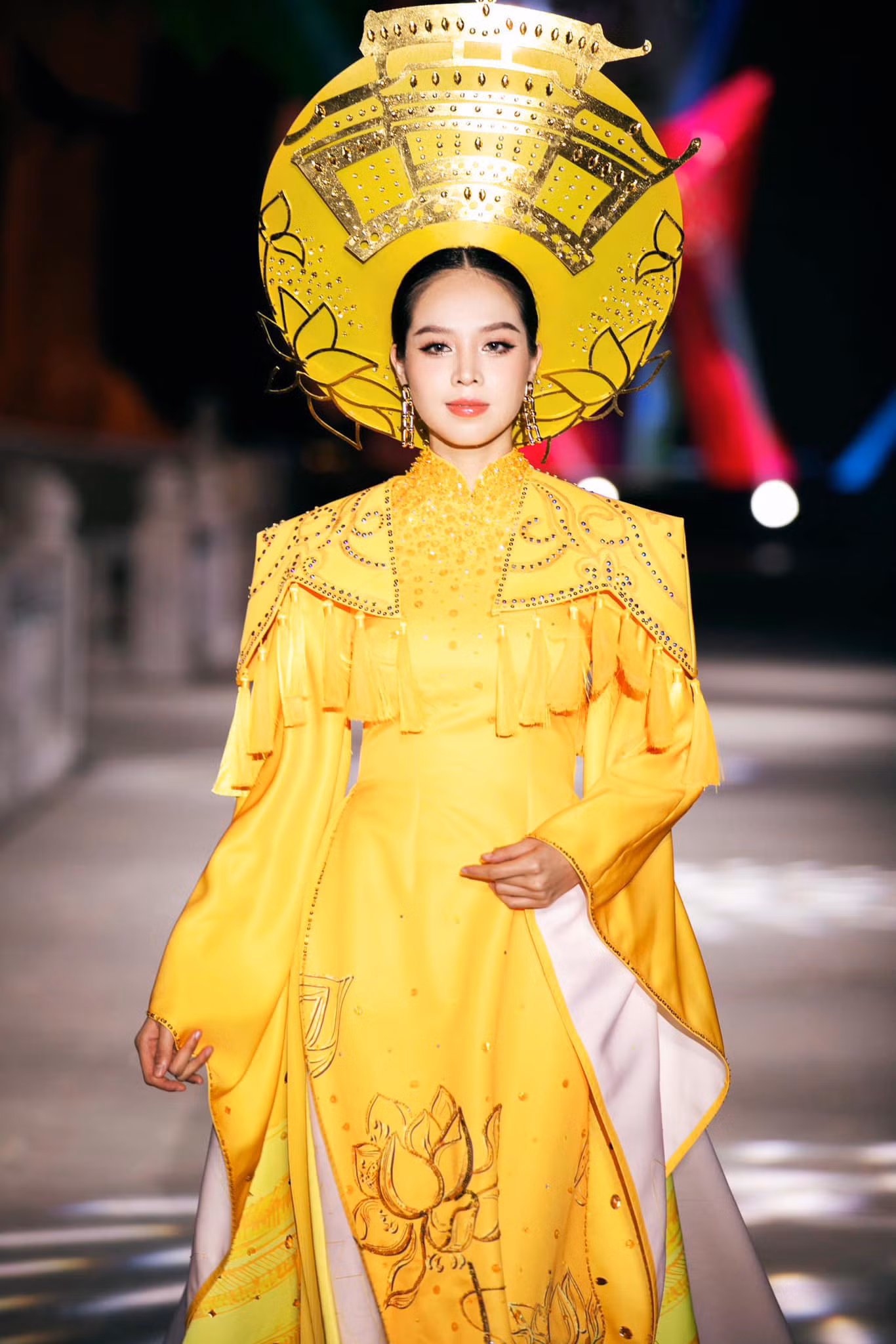Với nhan sắc ngọt ngào, Hoa hậu Thanh Thủy từng trình diễn cho nhiều nhà thiết kế và đảm nhận các vị trí quan trọng trên các sàn runway lớn, nhỏ.