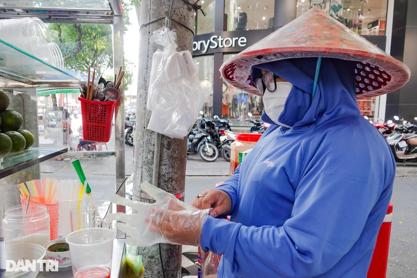 Hàng nước hơn 36 năm của gia đình chị Thảo luôn bận rộn "hốt bạc" trong các mùa nắng nóng (Ảnh: Nguyễn Vy).