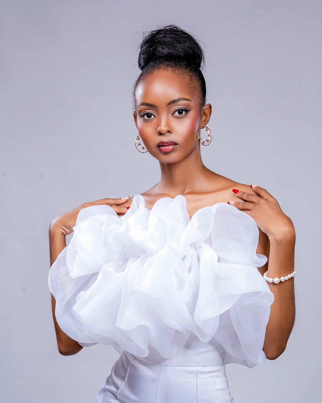 Anicia năm nay 22 tuổi, hiện đang là sinh viên tại Đại học Luật Gabore. Ngay sau khi lộ diện, người đẹp được đánh giá là ứng viên mạnh của khu vực châu Phi ở cuộc thi sắp tới.