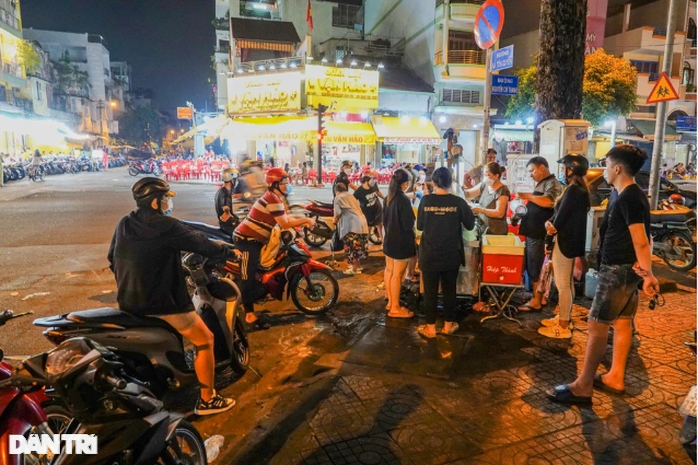 Hàng nước sâm của gia đình chị Ân đông nghịt khách trong mùa nắng nóng, kể cả vào buổi tối (Ảnh: Nguyễn Vy).