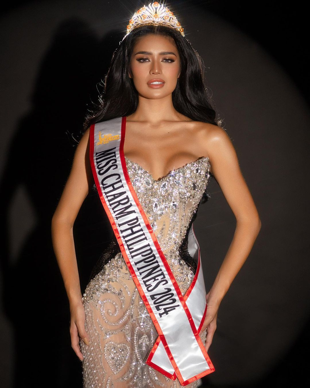 Chuyên trang sắc đẹp nổi tiếng Sash Factor đã tung ra bảng dự đoán đầu tiên dành cho cuộc thi Miss Charm 2024. Chuyên trang này dự đoán người đẹp Philippines - Krishnah Gravidez - đăng quang ngôi vị cao nhất.