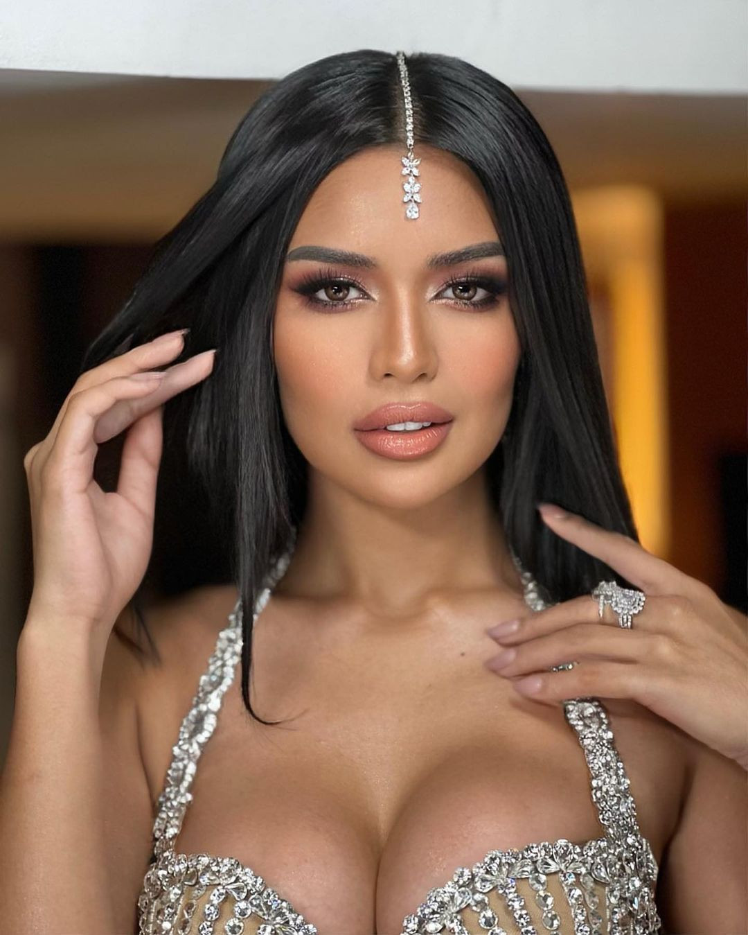 Hiện tại có khoảng 30 quốc gia công bố đại diện sẽ sang Việt Nam tham dự Miss Charm 2024. Krishnah Gravidez được đánh giá là thí sinh nổi bật về sắc vóc, kỹ năng trình diễn.