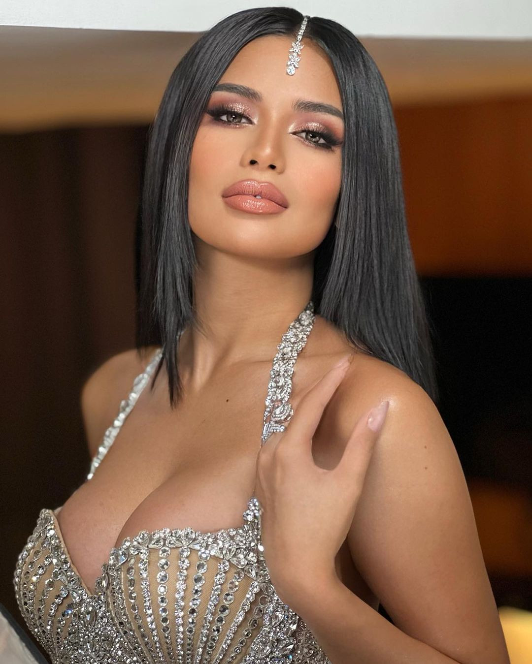 Hiện tại có khoảng 30 quốc gia công bố đại diện sẽ sang Việt Nam tham dự Miss Charm 2024. Krishnah Gravidez được đánh giá là thí sinh nổi bật về sắc vóc, kỹ năng trình diễn.