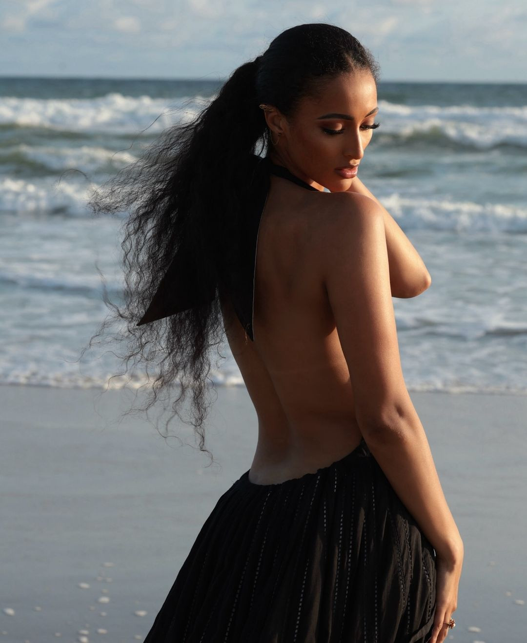 Marie là người Pháp gốc Bờ Biển Ngà. Cô tự nhận mình là phụ nữ cởi mở, lạc quan và hòa đồng.