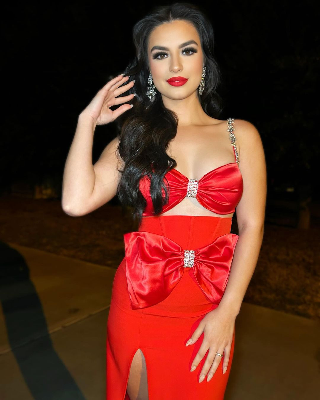 Samantha là gương mặt quen thuộc trong giới sắc đẹp. Cô từng tham dự cuộc thi Hoa hậu Hòa bình Mỹ 2023 và giành ngôi Á hậu 1.