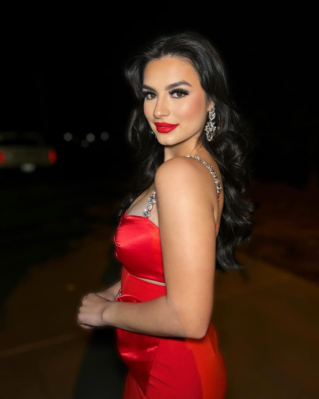 Samantha là gương mặt quen thuộc trong giới sắc đẹp. Cô từng tham dự cuộc thi Hoa hậu Hòa bình Mỹ 2023 và giành ngôi Á hậu 1.