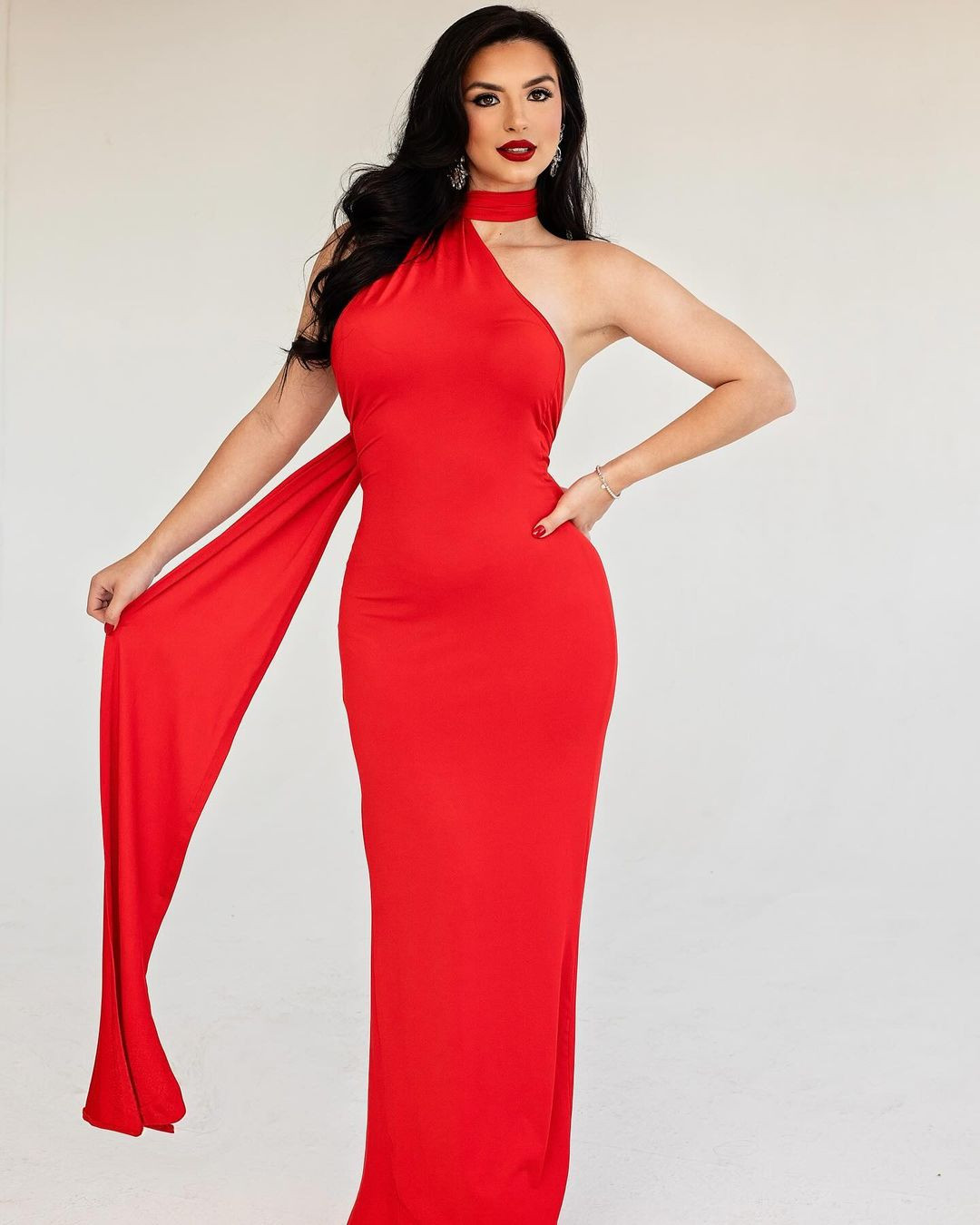 Người đẹp là doanh nhân, Giám đốc điều hành và người sáng lập thương hiệu Glam By Sam Kosmetics.