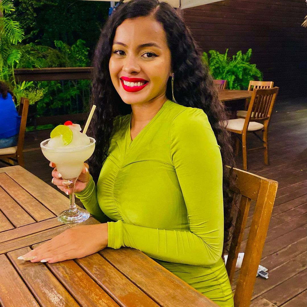 Noelia tốt nghiệp ngành quản trị kinh doanh, hiện tại làm chủ thương hiệu chăm sóc sắc đẹp và môi giới bất động sản.