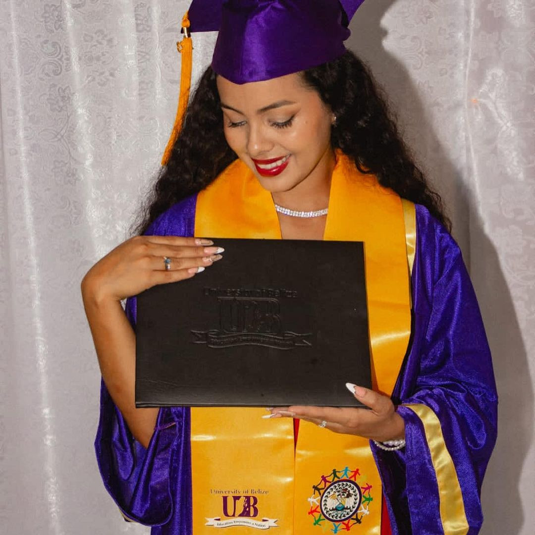 Cô cũng có nhiều kinh nghiệm thi sắc đẹp. Người đẹp từng đăng quang danh hiệu Miss Teen Benque Viejo 2018-2019.