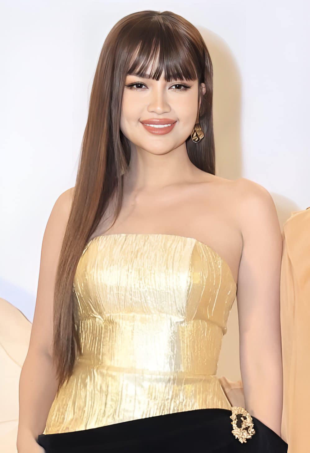 Nhan sắc Ngọc Châu khi đã được photoshop kỹ càng (ảnh trái) và qua camera thường (ảnh phải).