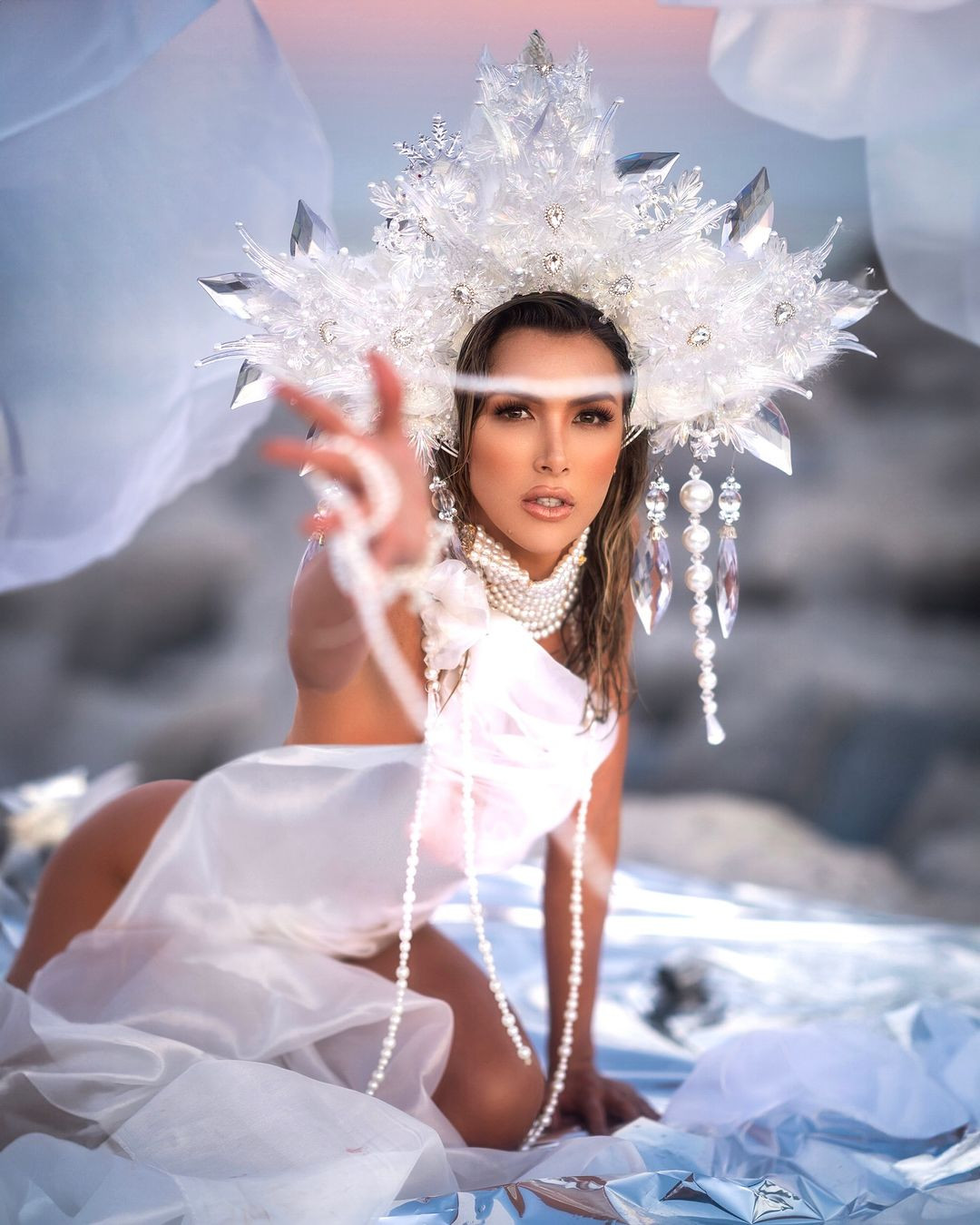 Tại thời điểm đăng quang Hoa hậu Hoàn vũ Paraguay 2022, Leah Ashmore không được đánh giá cao về nhan sắc. Nhiều người chê cô già nua. Thậm chí có những ý kiến còn cho rằng gương mặt của người đẹp khá thô cứng và nhìn giống những người đẹp chuyển giới.