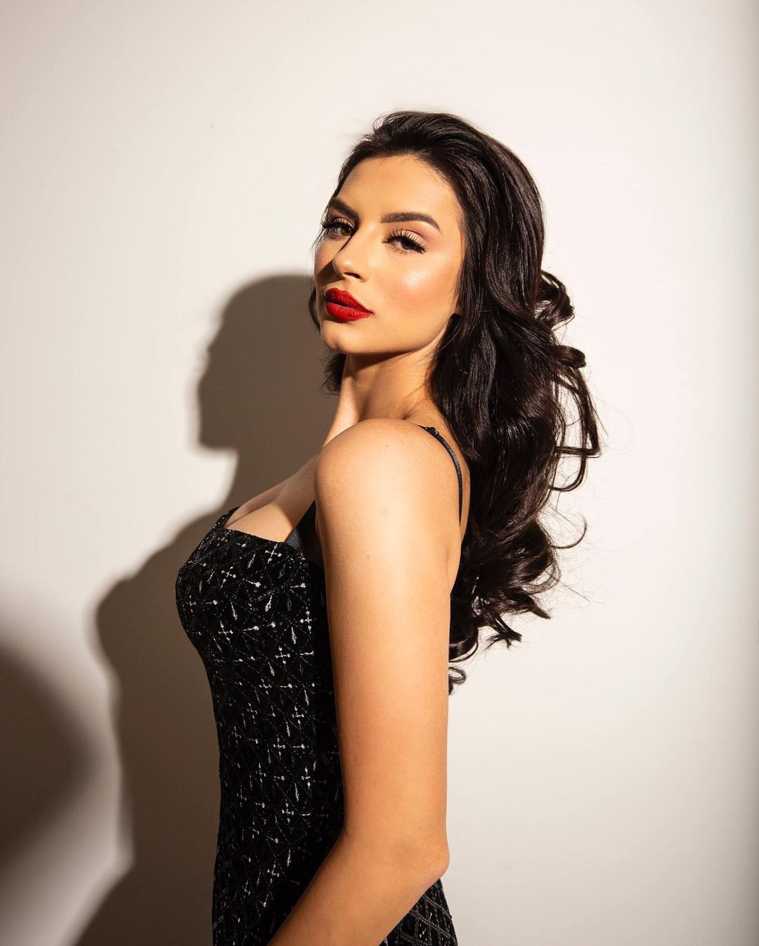 Người đẹp cũng có kỹ năng trình diễn chuyên nghiệp, ấn tượng trước ống kính.