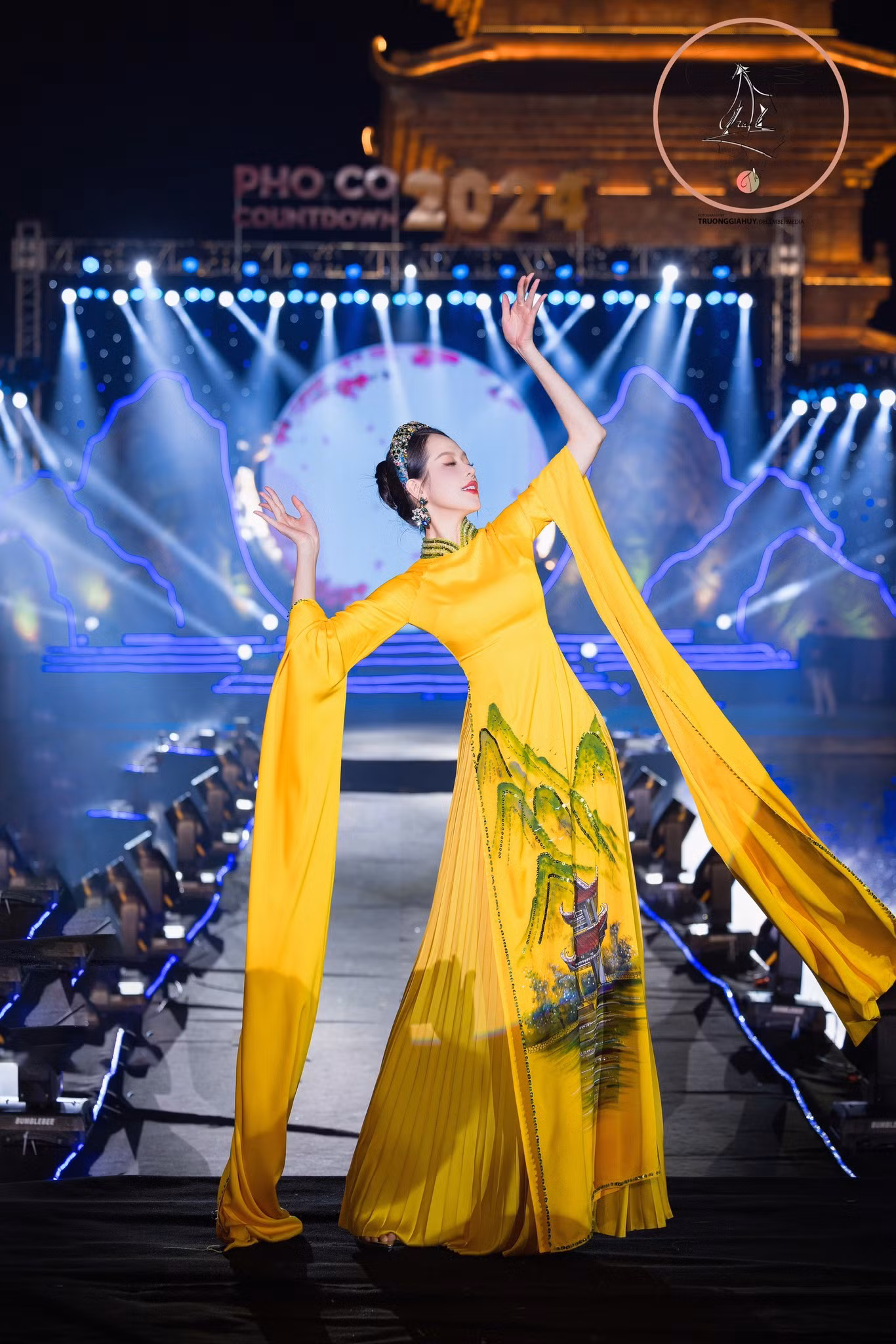 Với nhan sắc ngọt ngào, Hoa hậu Thanh Thủy từng trình diễn cho nhiều nhà thiết kế và đảm nhận các vị trí quan trọng trên các sàn runway lớn, nhỏ.