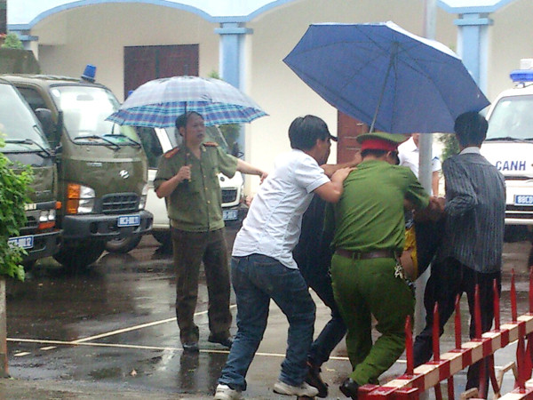 Người nhà nạn nhân ngất xỉu trong phiên tòa được đưa ra ngoài cấp cứu