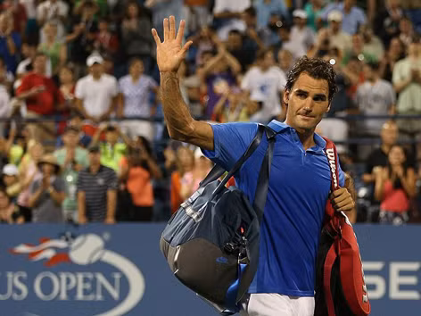 Roger Federer tạm biệt khán giả sau trận thua sốc ở vòng bốn. ảnh: GETTY IMAGES