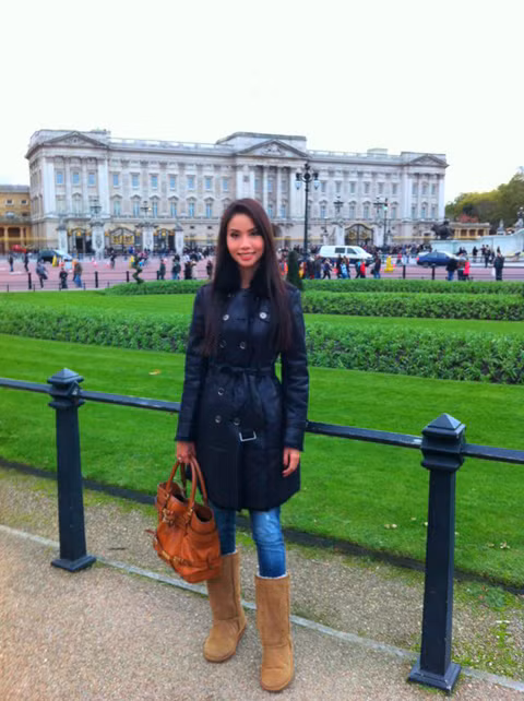 Gu ăn mặc của Hoa hậu Singapore cũng khá giản dị không làm nổi bật được vóc dáng