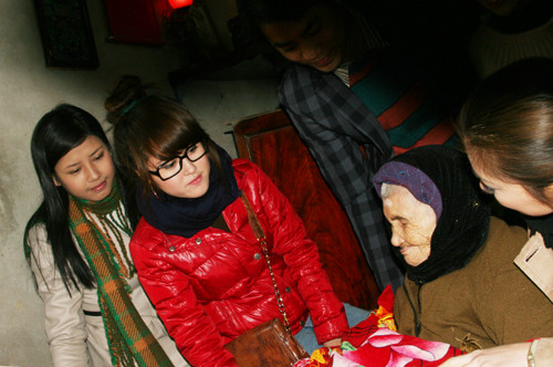 Mỹ Hăng (áo đỏ) và Người đẹp biển Nguyễn Thị Loan trong chuyến Mẹ Việt Nam anh hùng Nguyễn Thị Lan ở Mê Linh (HN) Ảnh: X.T