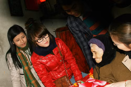 Mỹ Hăng (áo đỏ) và Người đẹp biển Nguyễn Thị Loan trong chuyến Mẹ Việt Nam anh hùng Nguyễn Thị Lan ở Mê Linh (HN) Mỹ Hăng (áo đỏ) và Người đẹp biển Nguyễn Thị Loan trong chuyến Mẹ Việt Nam anh hùng Nguyễn Thị Lan ở Mê Linh (HN) Ảnh: X.T