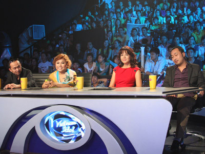 Diễm Quỳnh (thứ hai phải sang) trong vị trí giám khảo VietNam Idol 2010