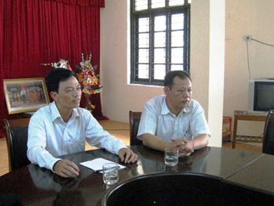 Ông Dương Đình Huệ (bìa trái), Chủ tịch UBND phường Hàm Rồng vừa ký văn bản giải trình gửi UBND thành phố