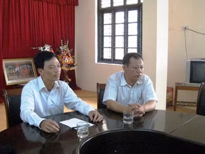 Ông Dương Đình Huệ (bìa trái), Chủ tịch UBND phường Hàm Rồng vừa ký văn bản giải trình gửi UBND thành phố