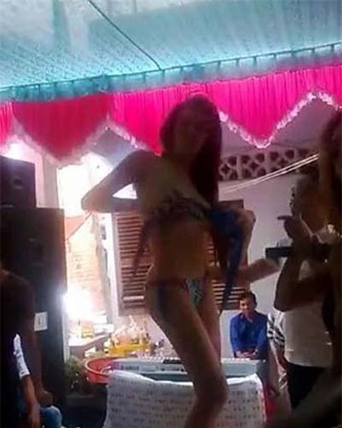 ...bất ngờ bị một nam giới lột đồ. ...bất ngờ bị một nam giới lột đồ