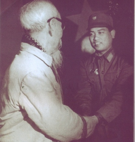 Phi công Nguyễn Văn Cốc báo công với Bác Hồ. Phi công Nguyễn Văn Cốc báo công với Bác Hồ