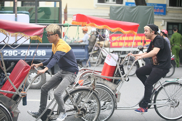  Cũng trong chương trình, đôi bạn thân còn vượt qua thử thách của ban tổ chức với một ngày làm tài xế xích lô. Cả hai gặp khá nhiều khó khăn để điều khiến xích lô. Không ít lần, hai người đâm vào ô tô phía trước khiến xe bị trầy xước