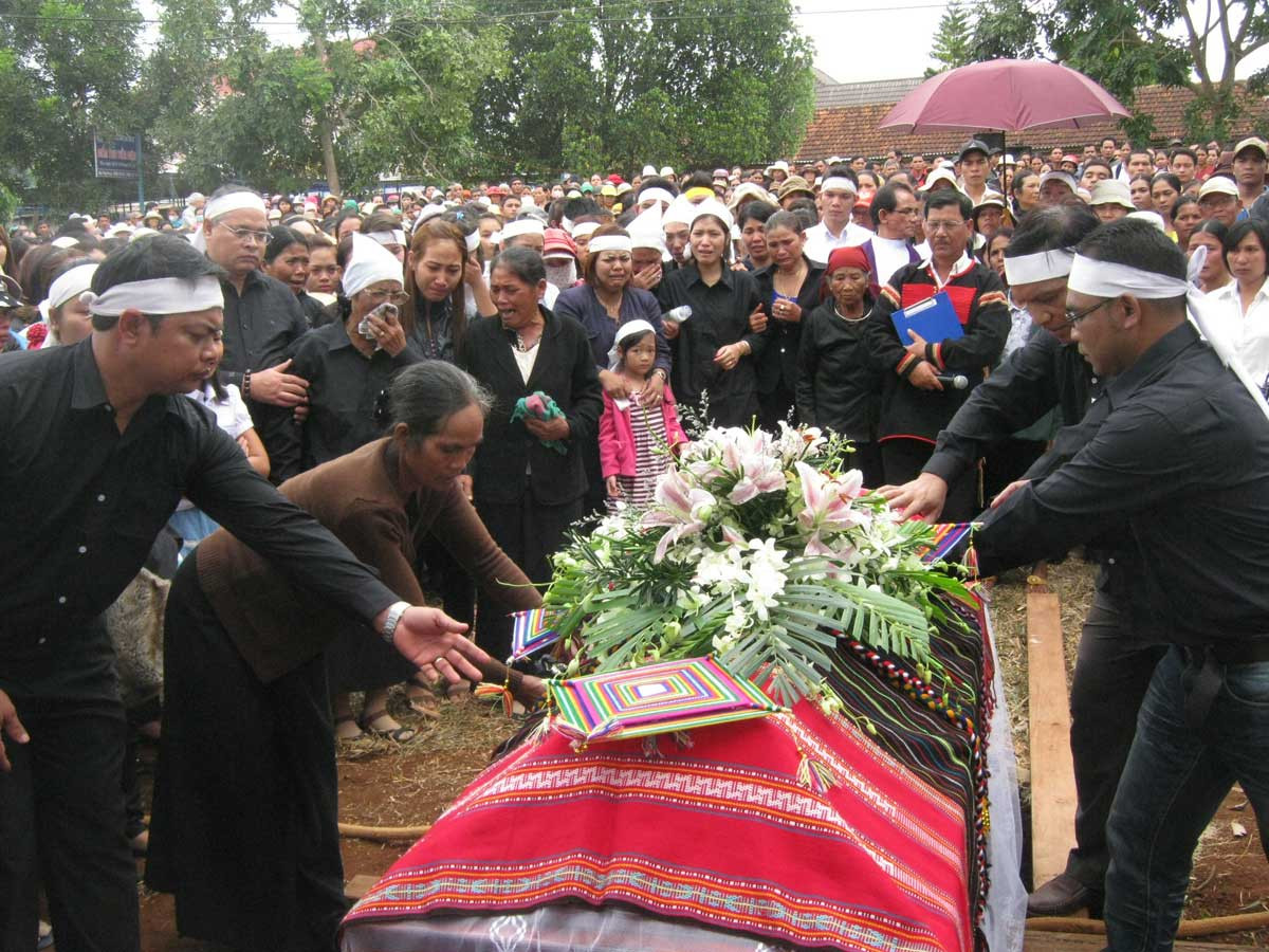 Nghi lễ an táng theo truyền thống người Ê Đê