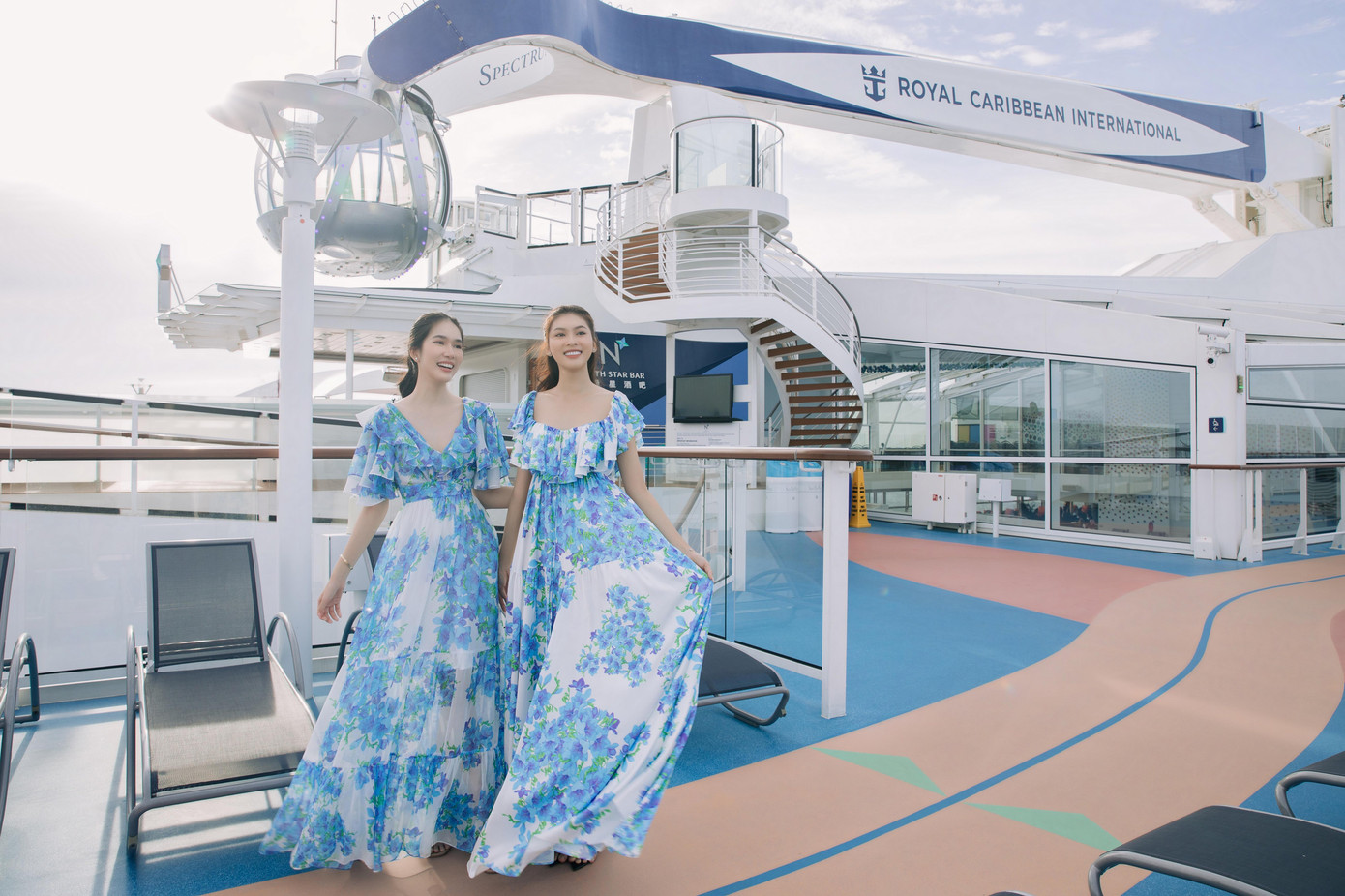 Không kém cạnh 'nàng thơ' Phương Anh, Ngọc Thảo xuất hiện với bộ cánh đồng điệu được điểm xuyến hoa sắc tím với vóc dáng thanh mảnh, nuột nà 'nàng Hậu' thêm phần thu hút.