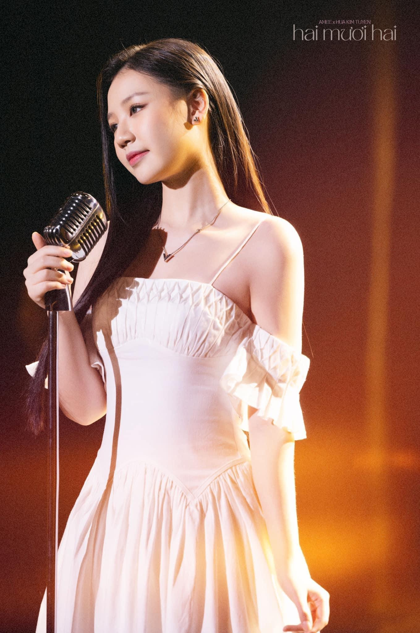 Hai mươi hai thể hiện bởi AMEE