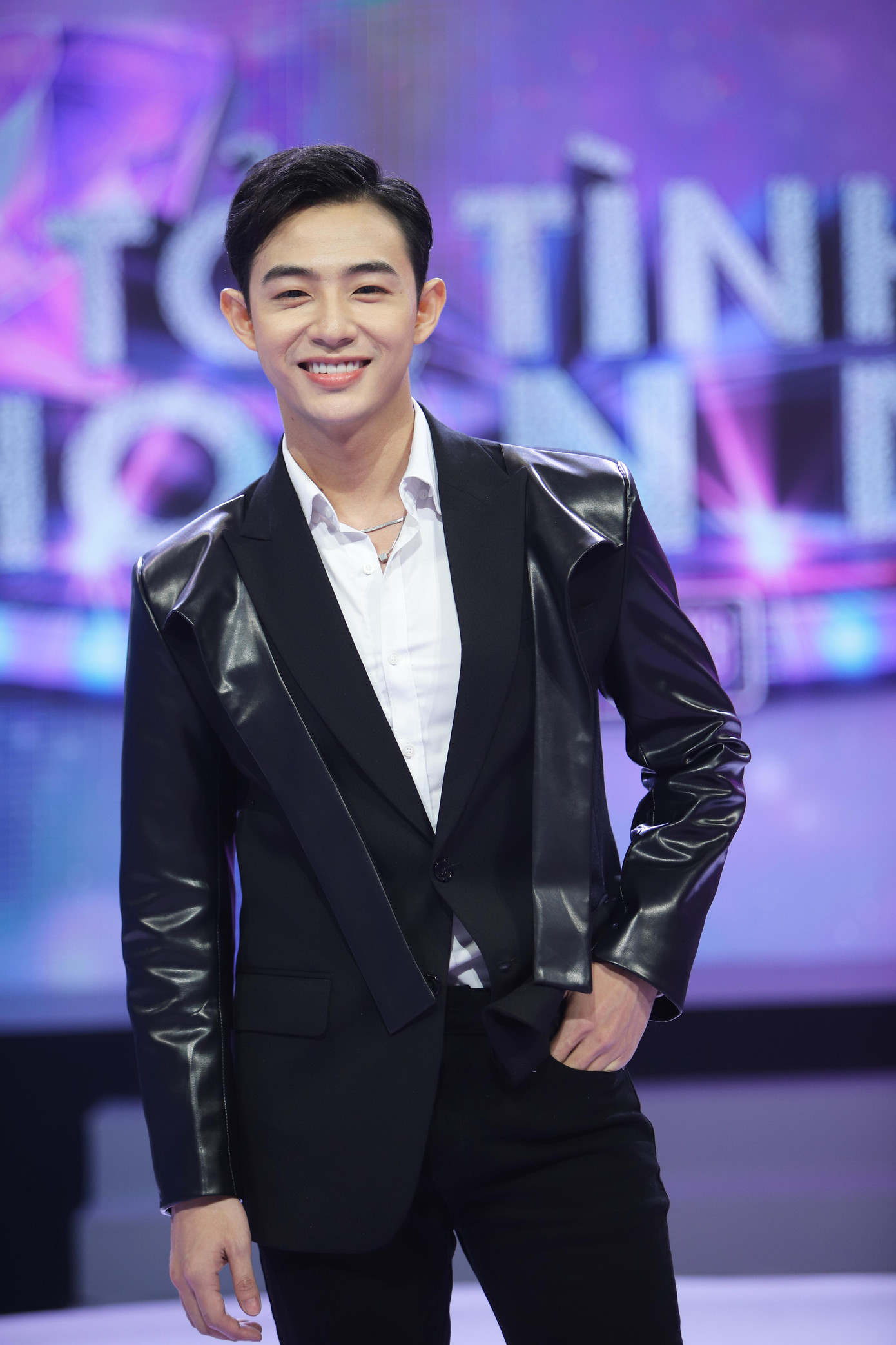 Duy Luân theo đuổi phong cách thời trang đơn giản nhưng nam tính.