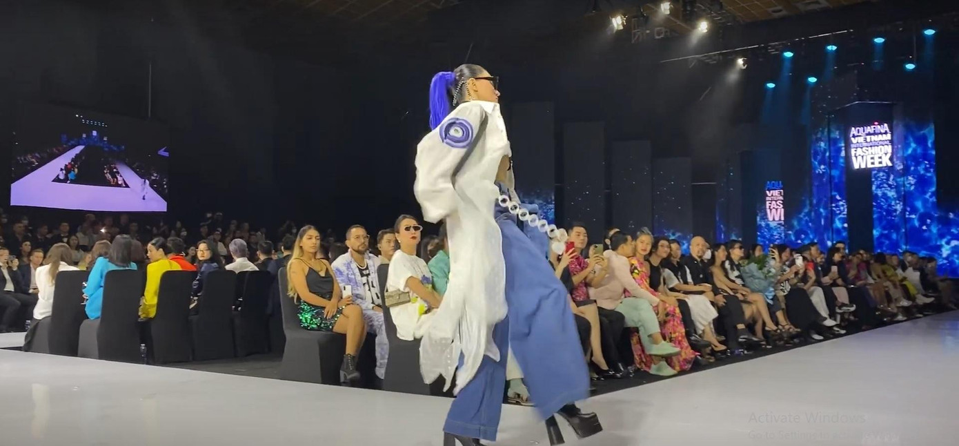 Vũ Thu Phương suýt té ngã khi đang diễn