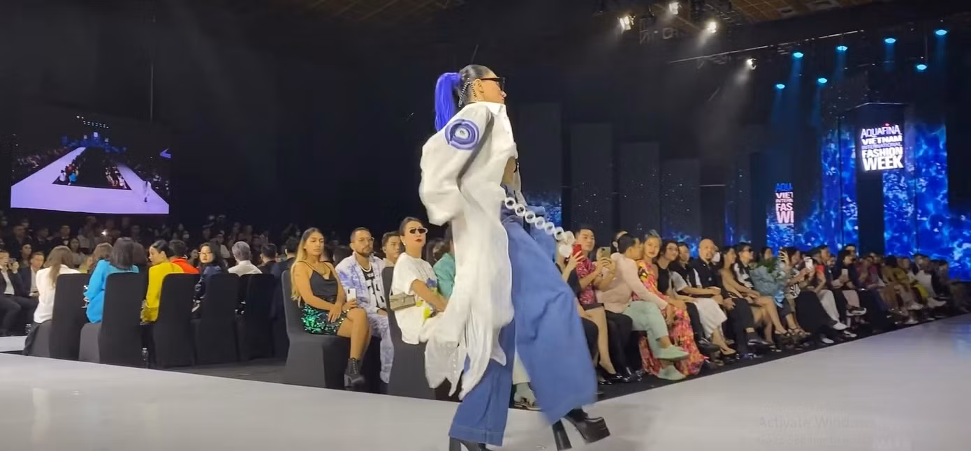 Vũ Thu Phương suýt té ngã khi đang diễn