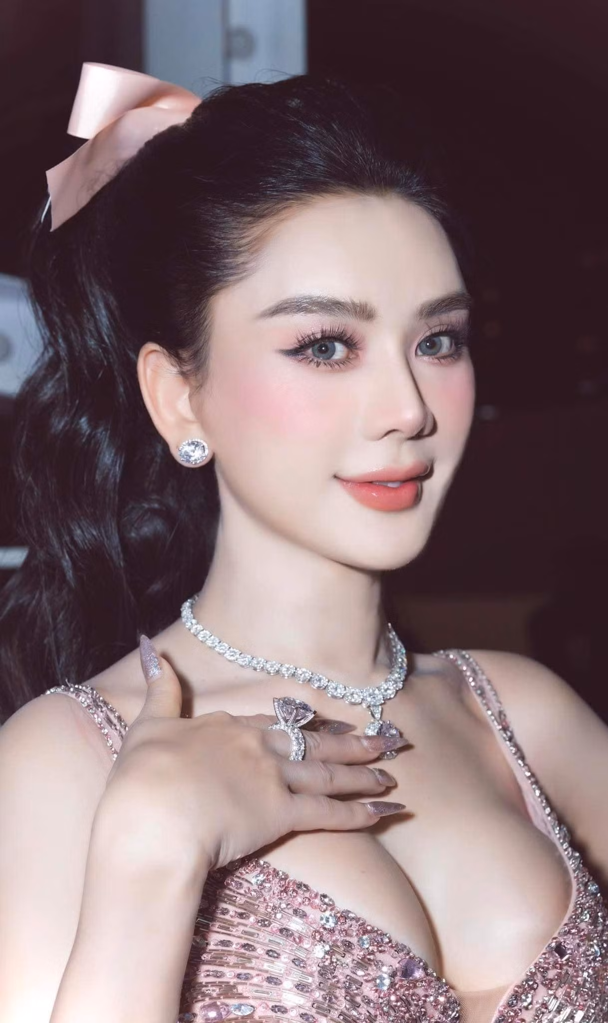 Lâm Khánh Chi vẫn rất nóng bỏng và chỉn chu mỗi khi xuất hiện.