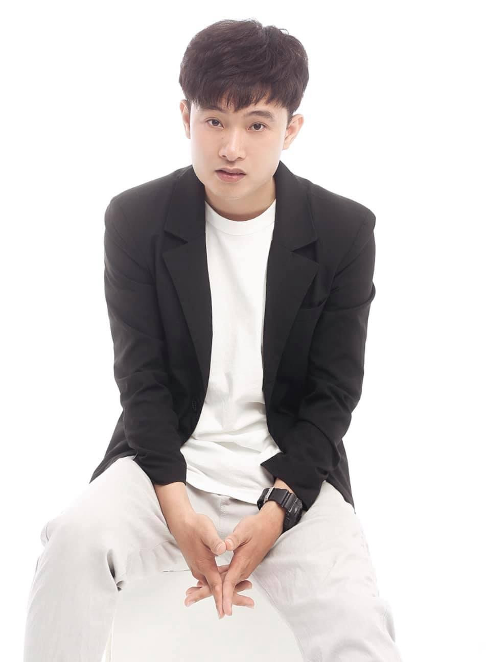 Hot Tiktoker triệu view Rain Dinh - "cha đẻ" của trào lưu "nhìn sang trái" từng gây sốt MXH. Hot Tiktoker triệu view Rain Dinh - "cha đẻ" của trào lưu "nhìn sang trái" từng gây sốt MXH.